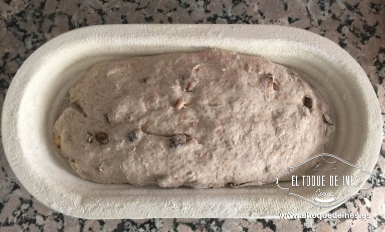 Colocamos la masa en un banetón (si tenéis) y dejáis la parte más "fea" para arriba , volvemos dejar a que crezca, mas o menos otra hora.